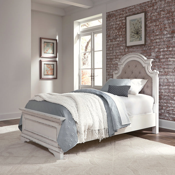Magnolia Manor Upholstered Bedroom Set