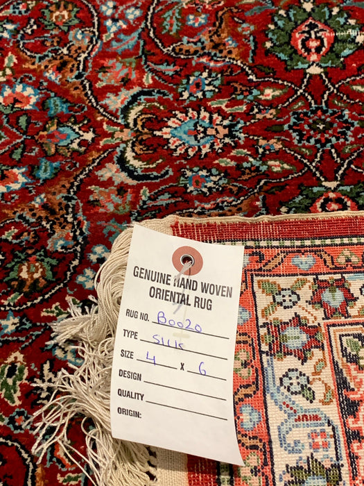 Exquisite 100% Silk Persian Design Rug – Elegant and Luxurious, size 4' x 6' (H)