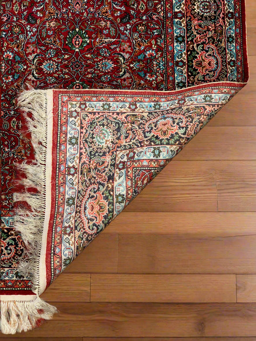 Exquisite 100% Silk Persian Design Rug – Elegant and Luxurious, size 4' x 6' (H)