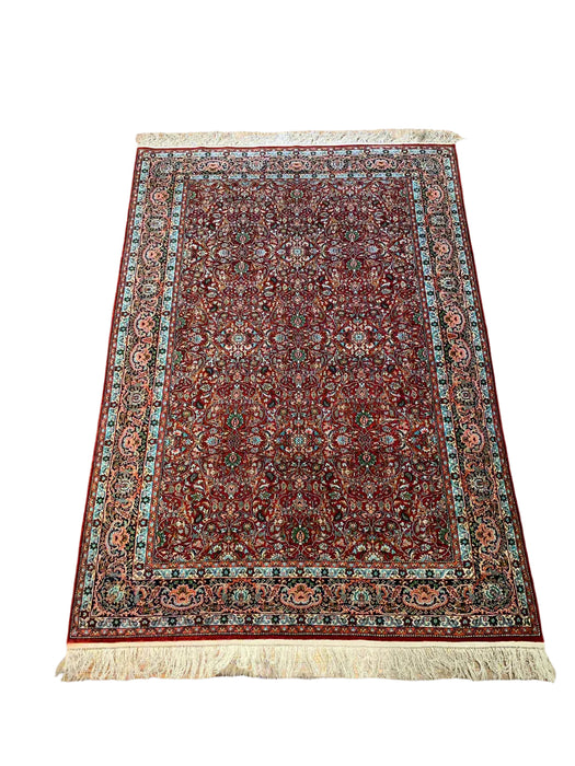 Exquisite 100% Silk Persian Design Rug – Elegant and Luxurious, size 4' x 6' (H)