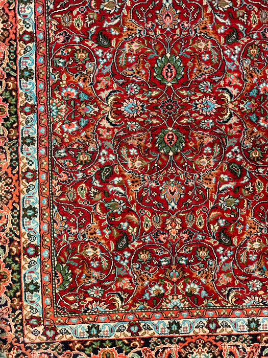 Exquisite 100% Silk Persian Design Rug – Elegant and Luxurious, size 4' x 6' (H)
