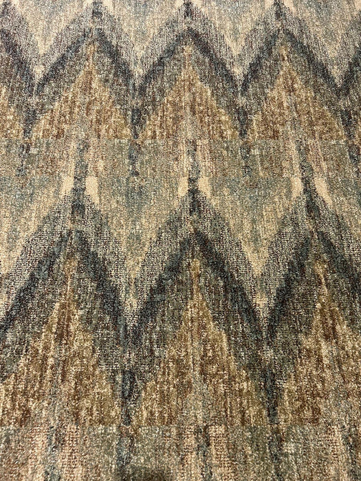 Persian-Inspired. Modern Defined. Turkish Made Rug, size 5' 2" x 7' 7"