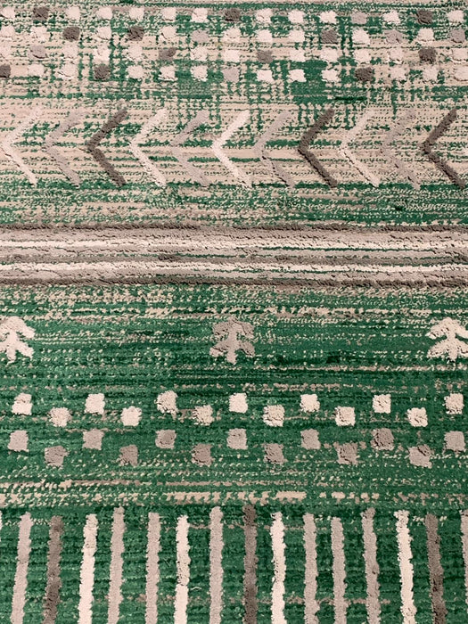 Persian-Inspired. Modern Defined. Turkish Made Rug, size 5' 5" x 7' 5"