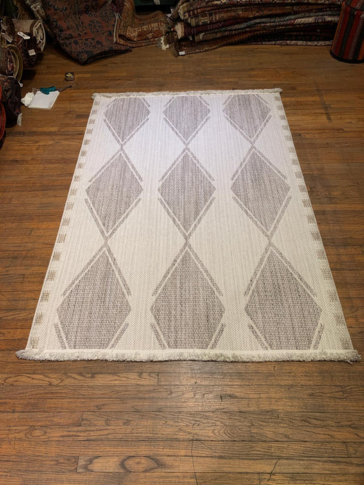 Persian-Inspired. Modern Defined. Turkish Made Rug, size 5' 4" x 7' 8"