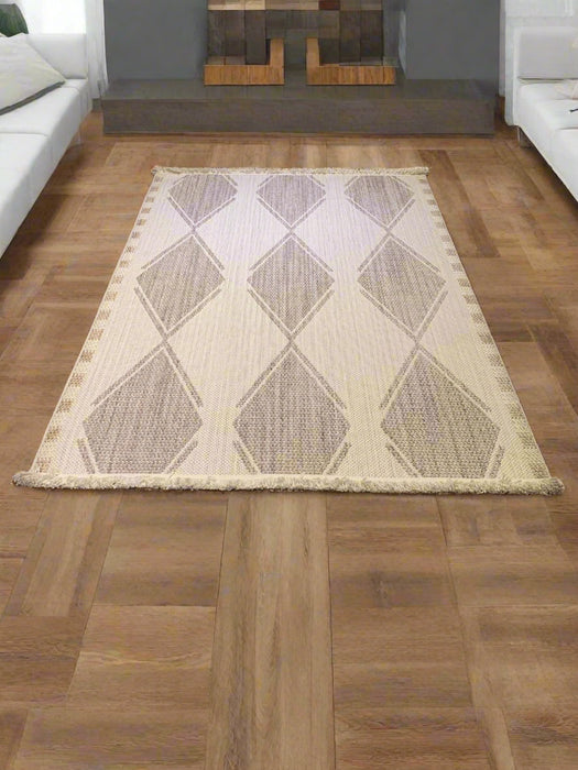 Persian-Inspired. Modern Defined. Turkish Made Rug, size 5' 4" x 7' 8"