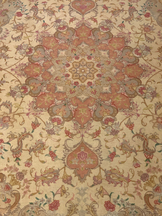 Exquisite 100% Silk Persian Design Rug – Elegant and Luxurious, size 4' 10" x 7"
