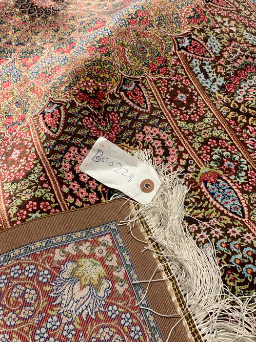 Exquisite 100% Silk Persian Design Rug – Elegant and Luxurious, size 4' 4" x 6' 7"