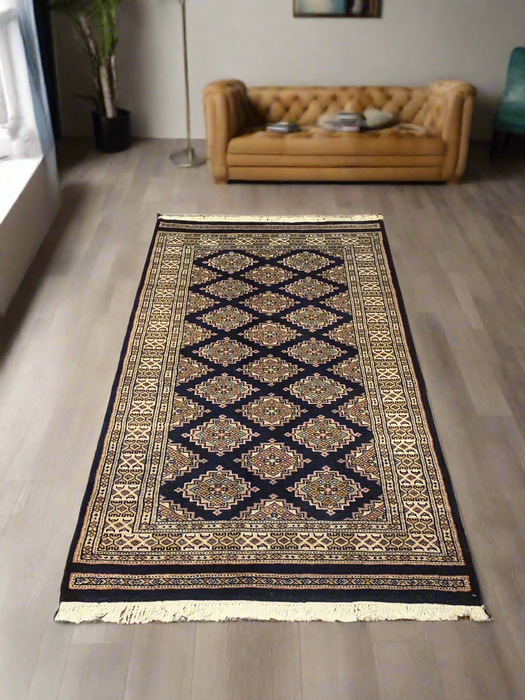 Hand-Knotted Pakistani Bokhara Rug – 100% Wool, size 3' x 5' 3" (M)
