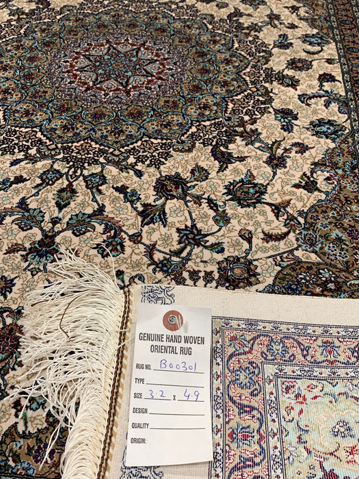 Exquisite 100% Silk Persian Design Rug – Elegant and Luxurious, size 3' 2 " x 4' 9" (H)