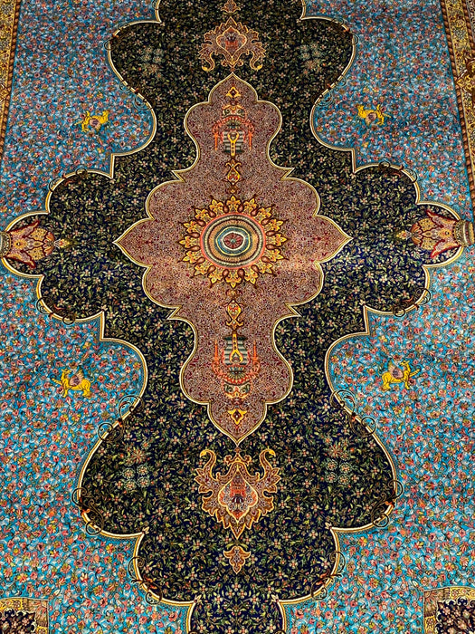Exquisite 100% Silk Persian Design Rug – Elegant and Luxurious, size  6' 7" x 9' 9"