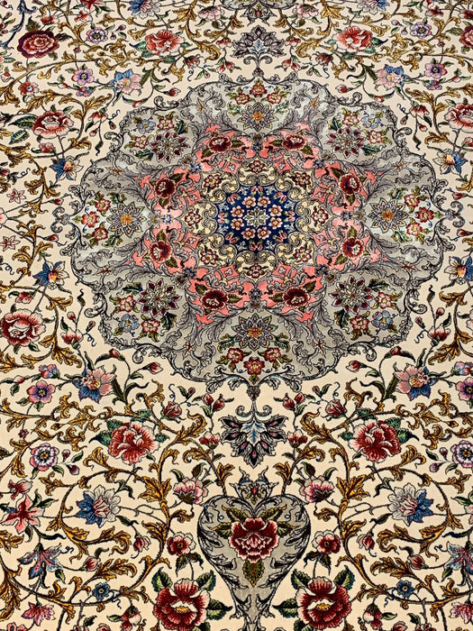 Exquisite 100% Silk Persian Design Rug – Elegant and Luxurious, size 6' 7" x 9' 10"