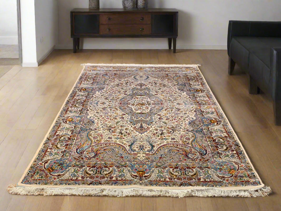 Exquisite 100% Silk Persian Design Rug – Elegant and Luxurious, size 6' 6" x 9' 9"