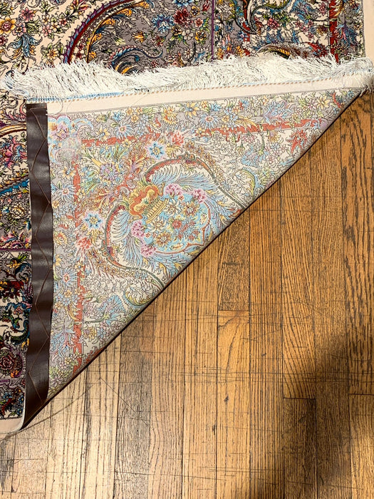 Exquisite 100% Silk Persian Design Rug – Elegant and Luxurious, size 6' 6" x 9' 9"