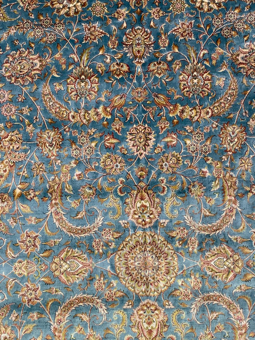 Exquisite 100% Silk Persian Design Rug – Elegant and Luxurious, size 6' 7" x 9' 9"