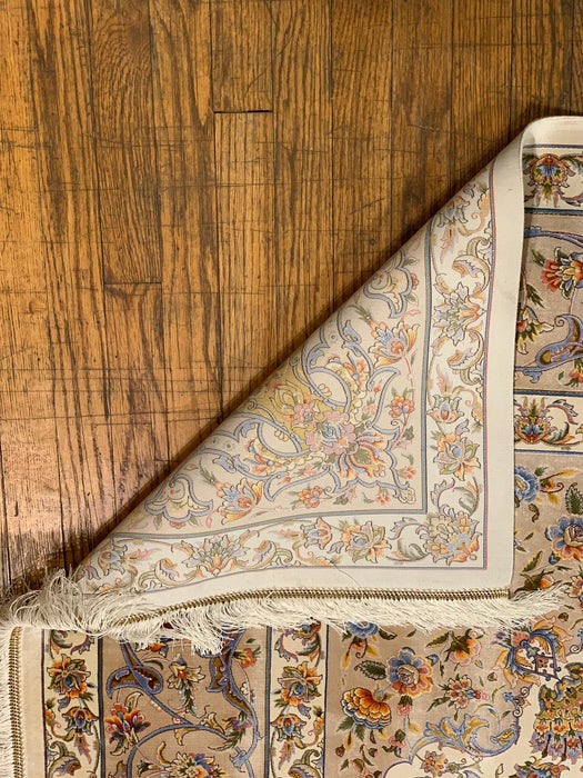 Exquisite 100% Silk Persian Design Rug – Elegant and Luxurious, size 6' 7" x 9' 9"