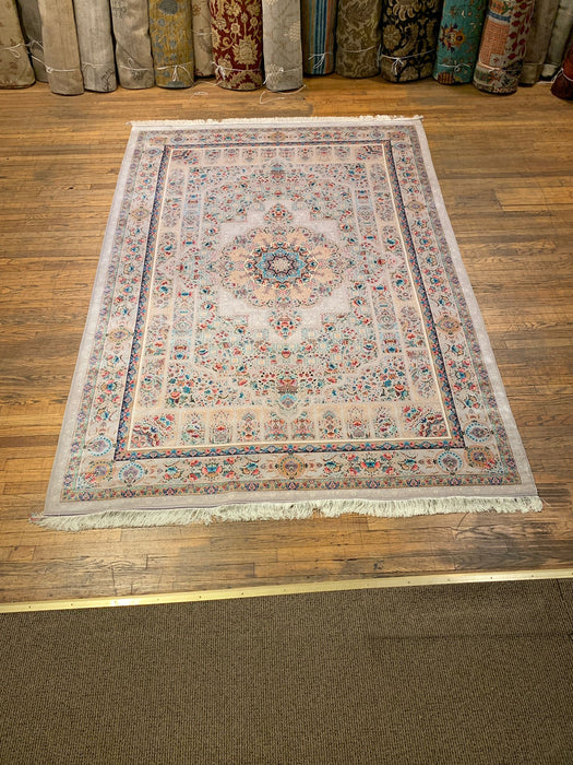 Exquisite 100% Silk Persian Design Rug – Elegant and Luxurious, size 6' 6" x 9' 10"