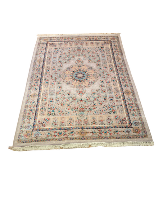 Exquisite 100% Silk Persian Design Rug – Elegant and Luxurious, size 6' 6" x 9' 10"