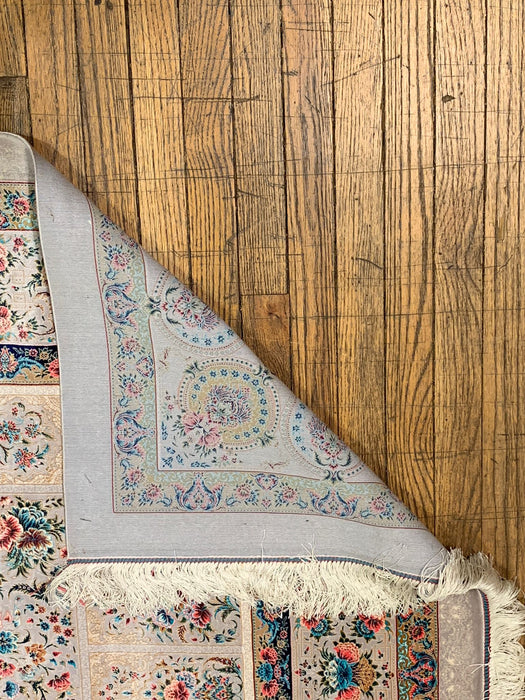 Exquisite 100% Silk Persian Design Rug – Elegant and Luxurious, size 6' 6" x 9' 10"