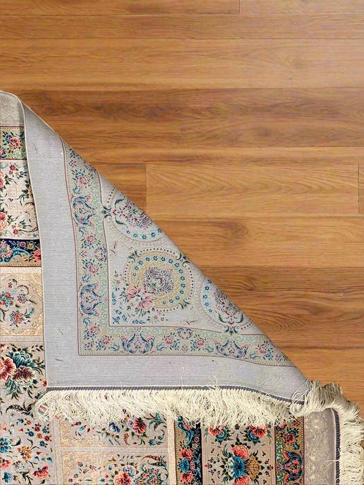 Exquisite 100% Silk Persian Design Rug – Elegant and Luxurious, size 6' 6" x 9' 10"