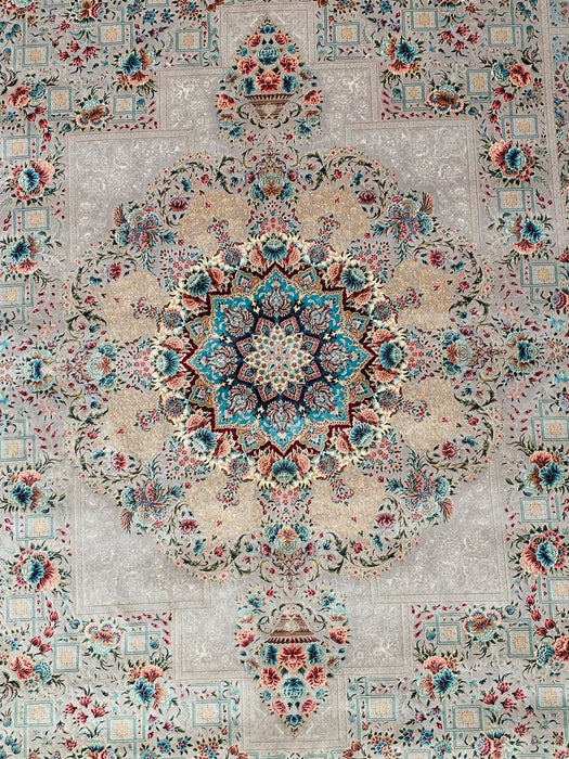 Exquisite 100% Silk Persian Design Rug – Elegant and Luxurious, size 6' 6" x 9' 10"