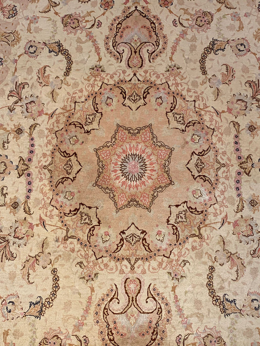 Exquisite 100% Silk Persian Design Rug – Elegant and Luxurious, size 7" x 10"