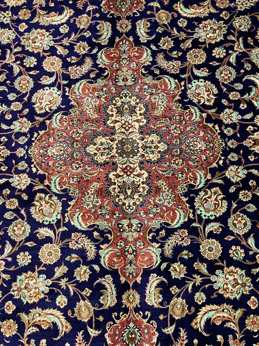 Exquisite 100% Silk Persian Design Rug – Elegant and Luxurious, size 6' 8" x 10' 1"