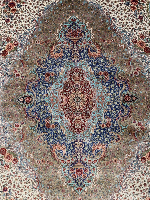 Exquisite 100% Silk Persian Design Rug – Elegant and Luxurious, size 8' 1" x 11' 2"