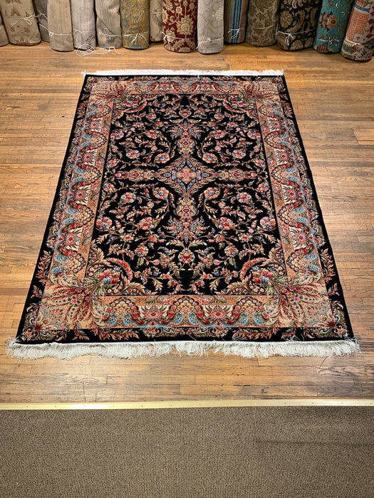 Exquisite 100% Silk Persian Design Rug – Elegant and Luxurious, size 6' 7" x 9' 9"