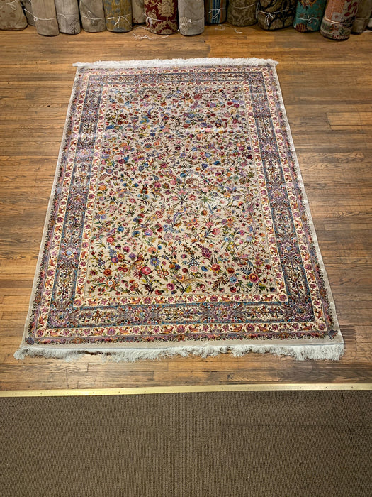 Exquisite 100% Silk Persian Design Rug – Elegant and Luxurious, size 6' 8" x 9' 10"