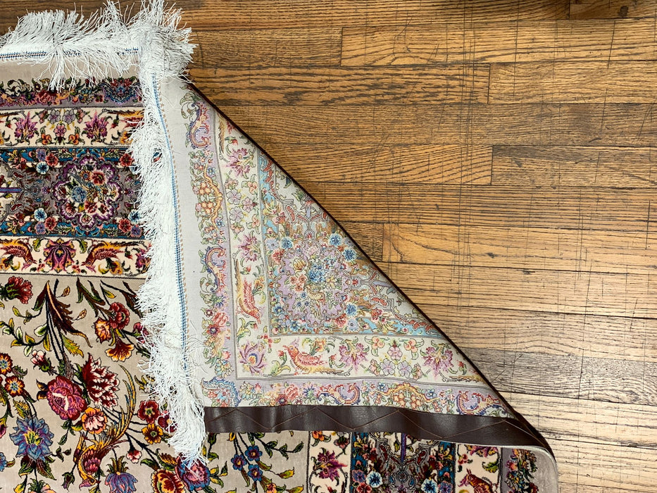 Exquisite 100% Silk Persian Design Rug – Elegant and Luxurious, size 6' 8" x 9' 10"