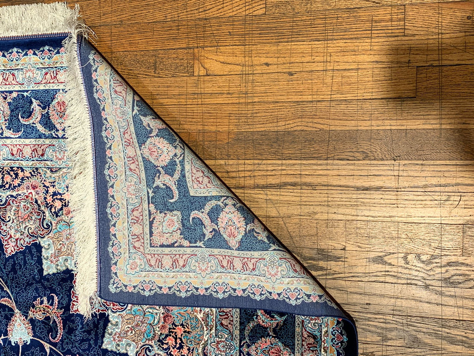 Exquisite 100% Silk Persian Design Rug – Elegant and Luxurious, size 6' 6" x 9' 8"