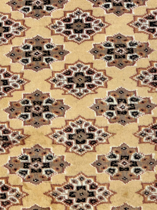 Hand-Knotted Pakistani Wool Rug, Tribal/Floral Design, size 2' 7" x 3' 10"