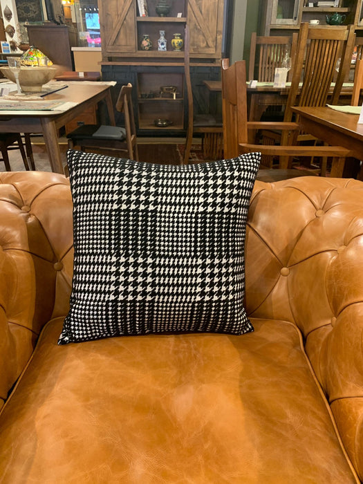 Black & White Houndstooth Decorative Cushion – Modern Accent Pillow