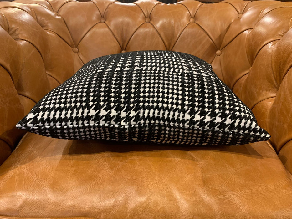 Black & White Houndstooth Decorative Cushion – Modern Accent Pillow