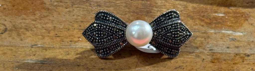 SS Bow pin with marc and faux pearl