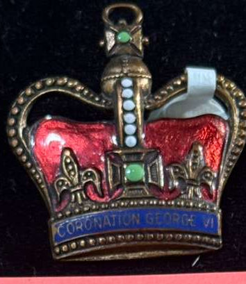 Crown pin with enamel