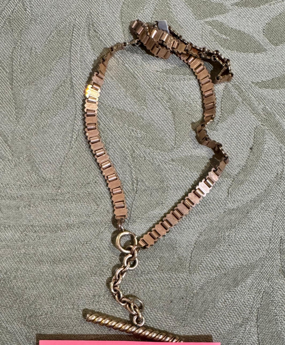Vict. Sq. Flat w/ Toggle Chain