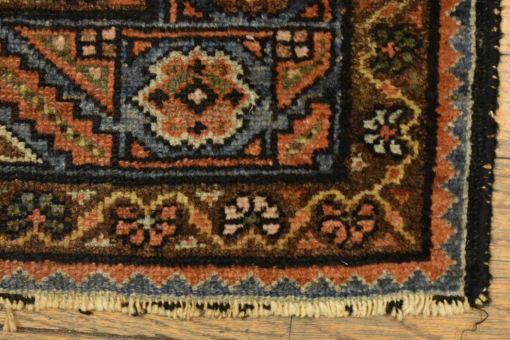 Antique Persian rug / Oriental Rug 4'2" x 6'6" - Crafters and Weavers